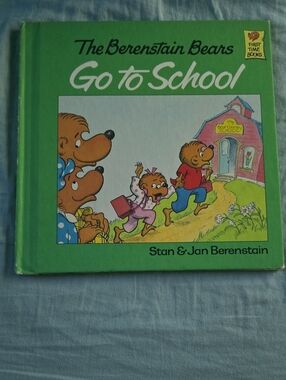 Berenstain Bears "Go To School" Hard Copy Excellent Condition.